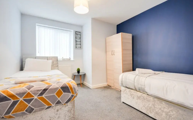 Cosy 2 Bedroom Apartment with Parking