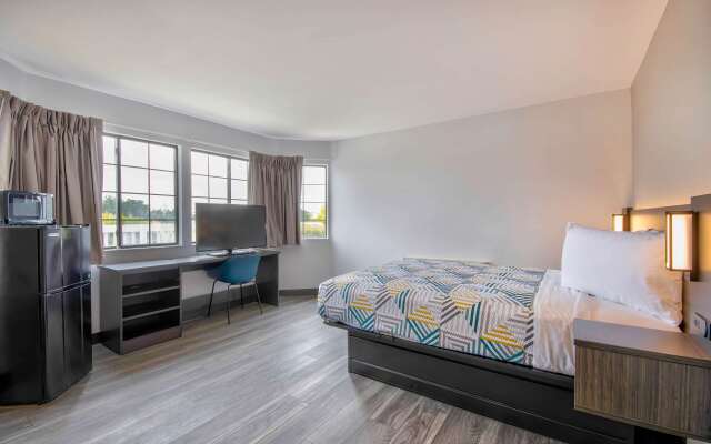 Motel 6 Marina, CA - Monterey