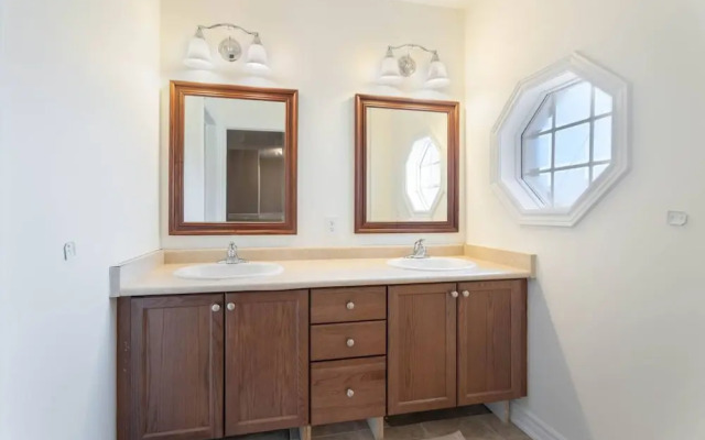 Stylish 4BR Oasis Peaceful Mississauga Location