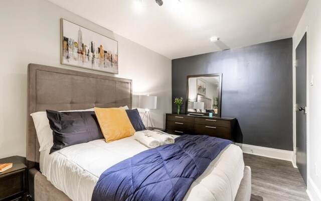 2BR Apt With Netflix- In the Heart of DT Hamilton