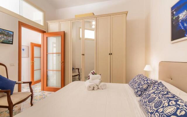 Comfy Apt 4 sleeps right in the centre