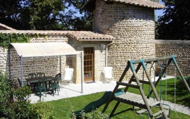 House With 2 Bedrooms in Anneyron, With Enclosed Garden and Wifi