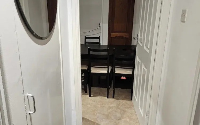 Mitcham Junction - 2 Bed Apartment - Sleeps 6