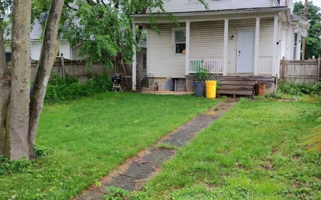 The Carew House Sleeps 10 Fenced 4BR Full Kitchen Steps2 YCP