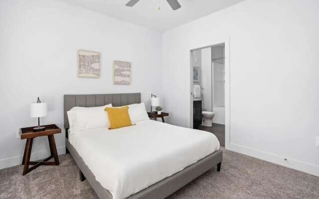 CozySuites Stunning 4BR near WholeFoods
