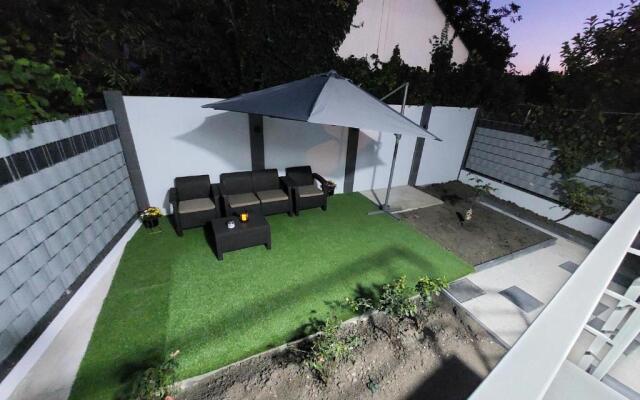 Blue Central House, curte proprie