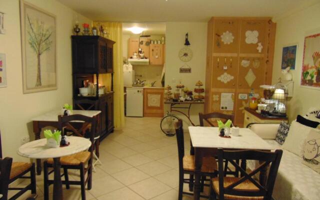 Antouanetta Apartments