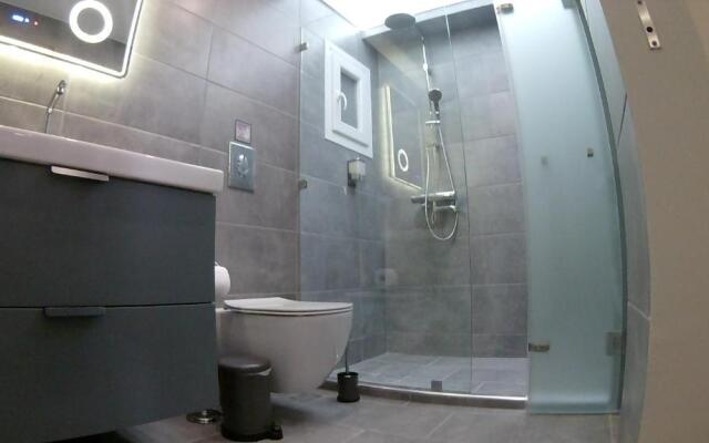 “ZEUS”, STYLISH LUXURY BUSINESS SUITE in the heart of Athens.