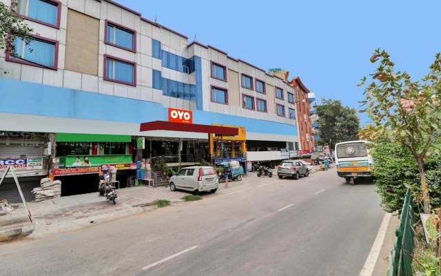 OYO 90654 Hotel Grand Luxury