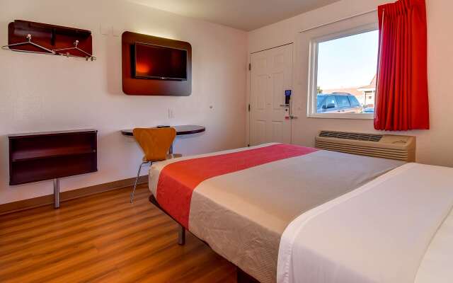 Motel 6 Riverside, CA - South