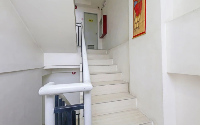 OYO 896 Silverio Suites