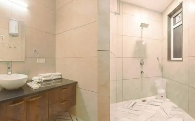 Child Friendly Retreat w Balcony tub King Bed