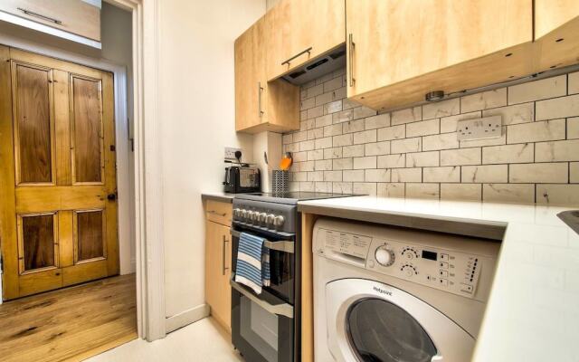 Cool St Stephen Street Apartment: Prime New Town Location
