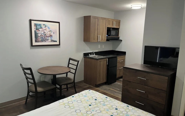 HomeTowne Studios & Suites by Red Roof Charlotte - Ballantyne