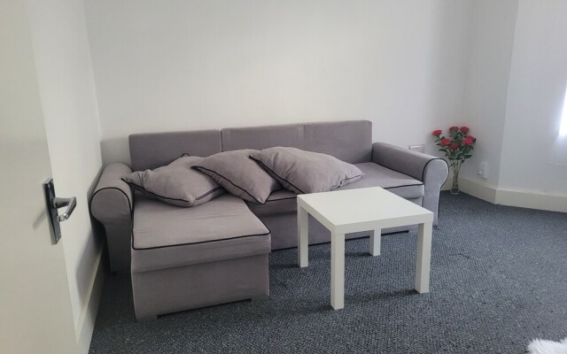 Lovely 2-bed Fully Refurbished House in London
