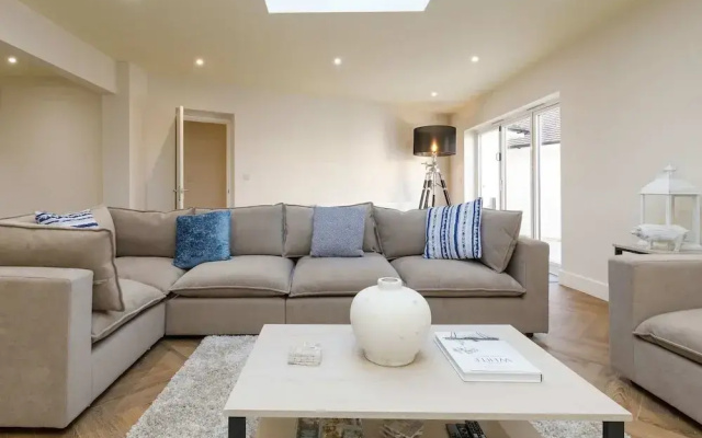 Beautiful 4-bed Close to South Downs Goodwood