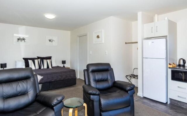 Black on Grey Motel