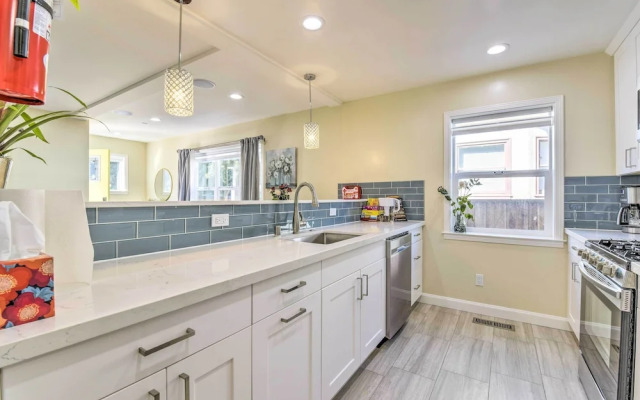 Sunny Oakland Retreat w/ Patio & Cute Garden!