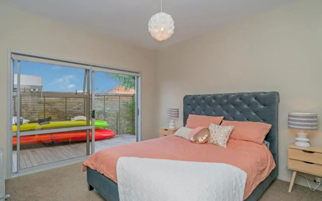 Sanctuary By The Water - Matarangi Holiday Home