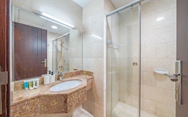 Stunning Business Bay Apartment With Balcony