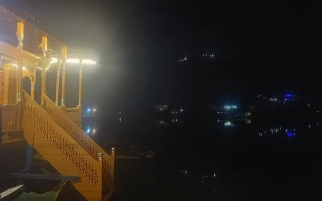 Houseboat Shamus Maqbool