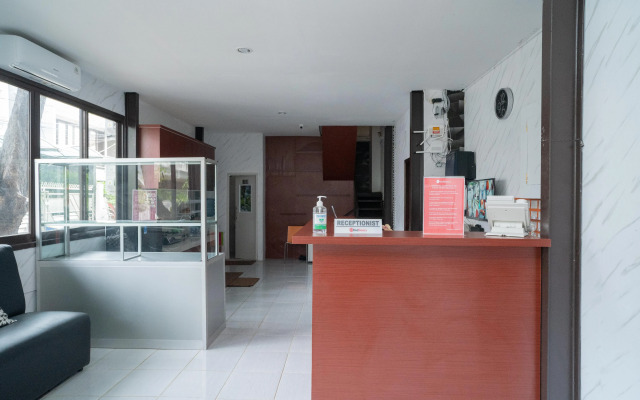 RedDoorz Plus near ITC Cempaka Mas 2