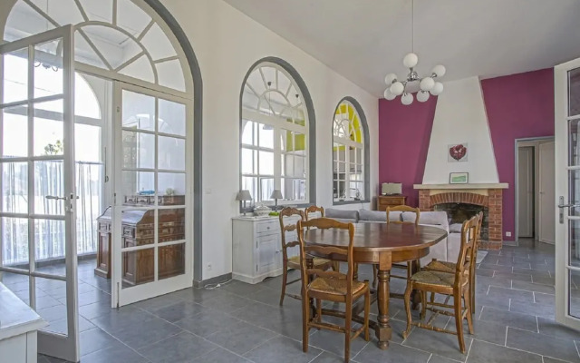 Spacious Holiday Home With Garden