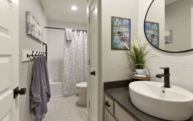 Table Rock Lookout Duo - Spacious Balcony