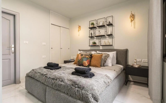 Renovated 2 BR with 2 BTH front Mamilla Mall