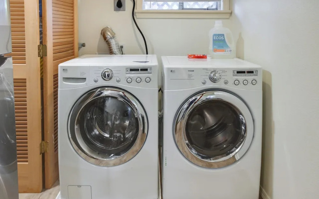 Updated Tacoma Home w/ Fire Pit!