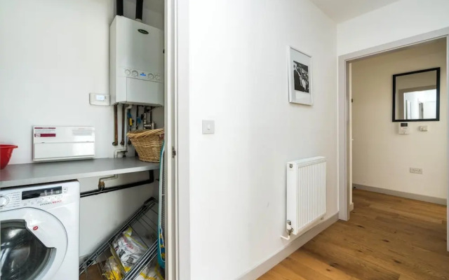 Contemporary 2BD Flat With Balcony - Hackney Downs