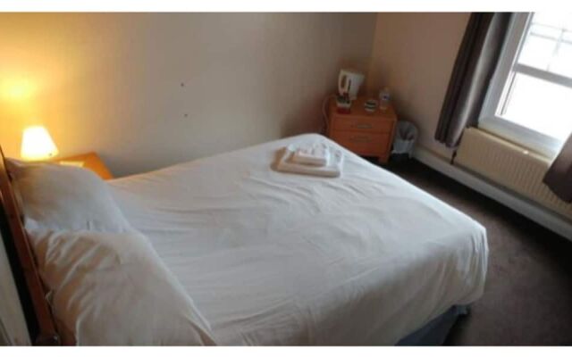 The Three Horseshoes - Inn
