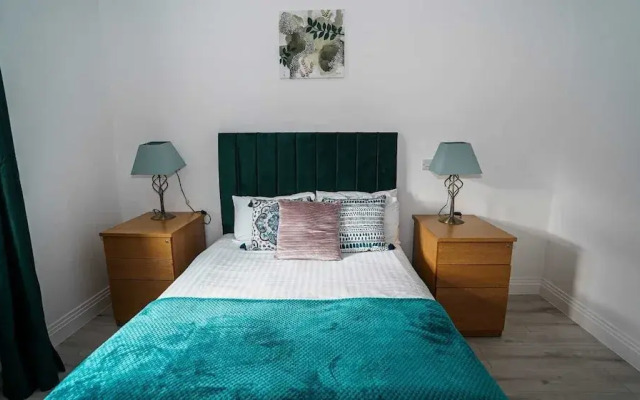 Modern 4-Bedroom Home with Free Parking