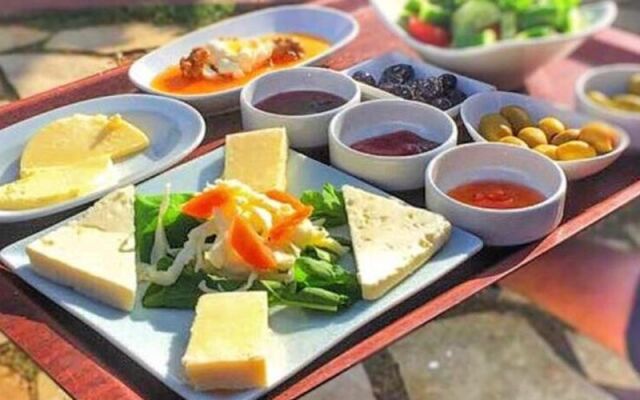 Saki Alaçatı Otel & Meyhane