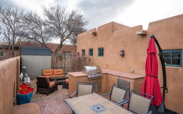 Casa Nona - Pristine Home in the Railyard District, Walk to The Plaza