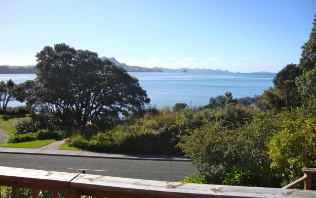 The Retreat - Front Beach Bach