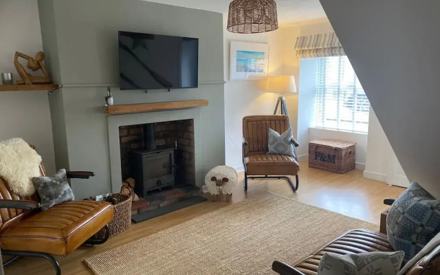 Anglesey Retreat - 2 Beds - Sleeps 3 - Parking