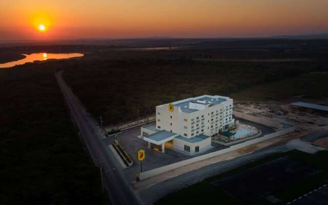 Super 8 By Wyndham Manzanillo