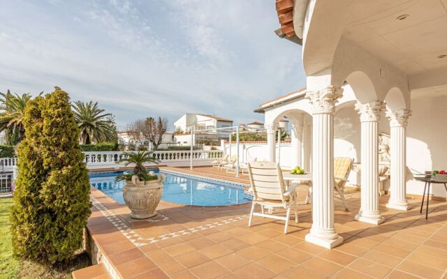 Luxurious Holiday Home in Empuriabrava With Private Pool