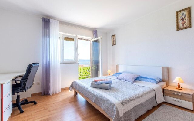 Nice Apartment in Duce With 2 Bedrooms and Wifi
