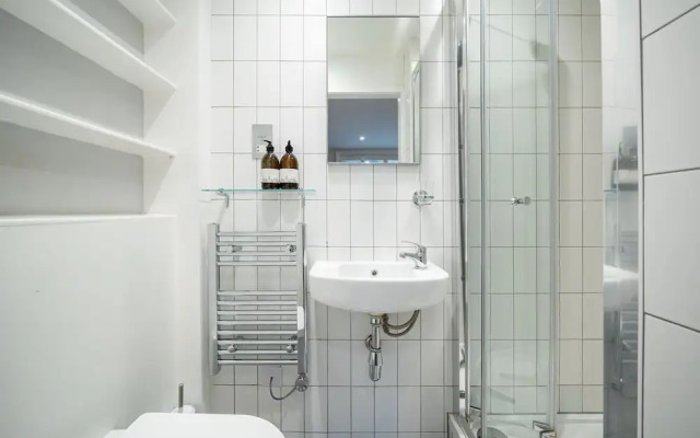 JOIVY Elegant 4 Br House W/Deskspace, Moments From Angel