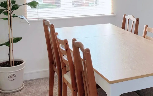 Impeccable 2 Bedroom House in Bicester