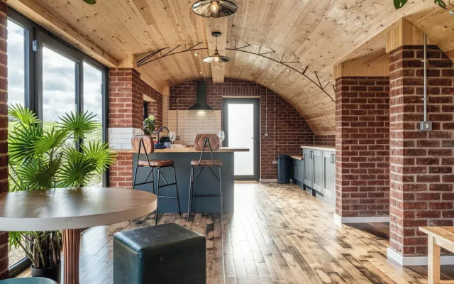 Brick Barn - Luxury Barn by River Avon