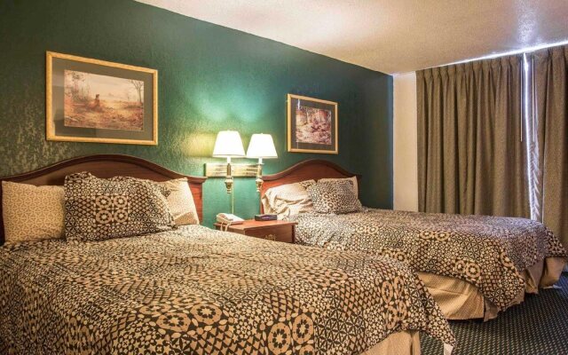 Econo Lodge Inn & Suites
