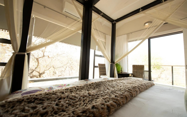 Safari Moon Luxury Bush Lodge