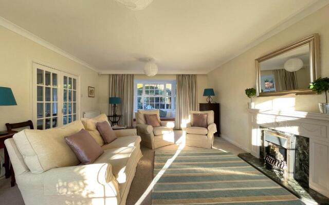 Spacious 4 Bedroom House with Garden