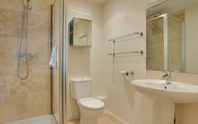 Lovely Holiday Home in Edmonton With Garden