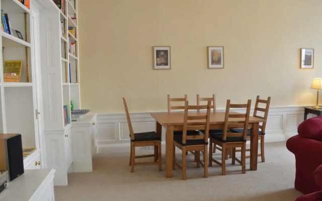 Traditional Georgian Flat in New Town, Sleeps 5-6