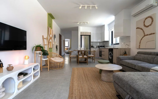 Solenne Stylish 2-BR Apt in Larnaca