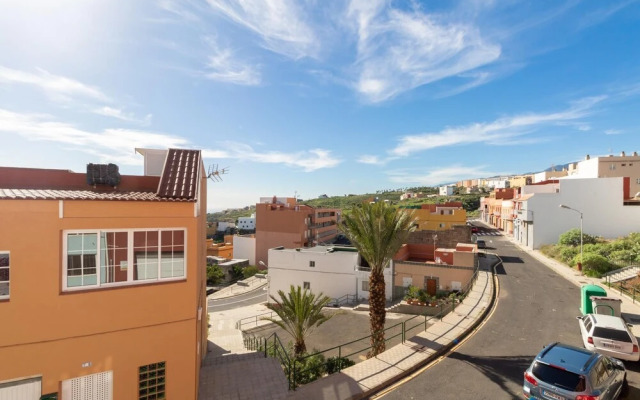 Three Bedroom Apt Near Santa Cruz Nyhf